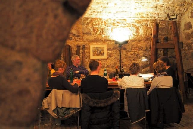 Blick in den Weinkeller Historischer Weinkeller